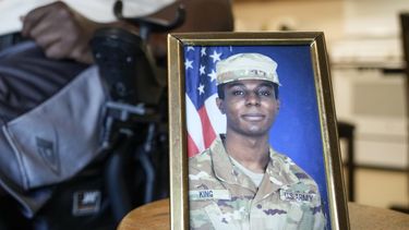 ARCHIVO - Un retrato del soldado estadounidense Travis King se vi mientras su abuelo, Carl Gates, habla sobre su nieto el 19 de julio de 2023 en Kenosha, Wisconsin. Corea del Norte anunció el miércoles 27 de septiembre que había decidido expulsar a un soldado que cruzó al país por la fortificada frontera entre las dos coreas en julio. (AP Foto/Morry Gash, Archivo)