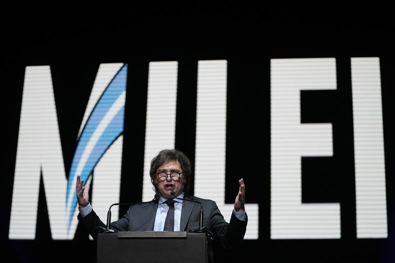 El candidato presidencial de La Libertad Avanza, Javier Milei, habla a sus partidarios durante un mitin de campaña en Buenos Aires, Argentina, el miércoles 18 de octubre de 2023. (AP Foto/Natacha Pisarenko)