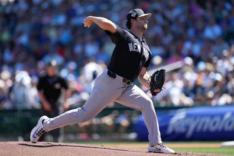 El abridor de los Yankees de Nueva York Gerrit Cole lanza ante los Cachorros de Chicago en los entrenamientos de primavera el 24 de marzo del 2026. (AP Foto/Ross D. Franklin)