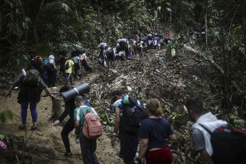 Un grupo de migrantes cruza la selva del Darién de Colombia a Panamá el martes 9 de mayo de 2023, con la esperanza de llegar a Estados Unidos. (AP Foto/Iván Valencia)