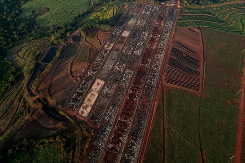ARCHIVO - Ganado e un corral de engorda manejado por el grupo Otavio Lage en Goianesia, estado Goias, Brasil, el viernes 13 de junio de 2025. (AP Foto/Eraldo Peres, Archivo)