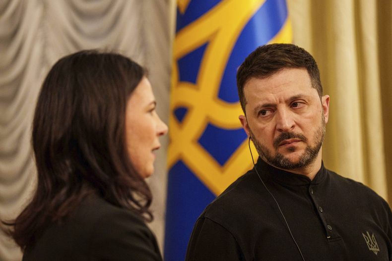 La ministra de Asuntos Exteriores de Alemania, Annalena Baerbock, y el presidente ucraniano Volodymyr Zelenskyy, durante una conferencia de prensa en Kiev, Ucrania, el martes 1 de abril de 2025. (AP Foto/Evgeniy Maloletka)