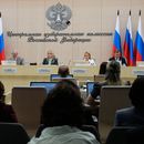 Ella Pamfilova, jefa de la Comisión Electoral Central de Rusia (centro), reporta los resultados oficiales de las elecciones parlamentarias de Rusia en una reunión de la entidad en Moscú, Rusia, el 25 de septiembre de 2026. (AP Foto/Alexander Zemlianichenko)
