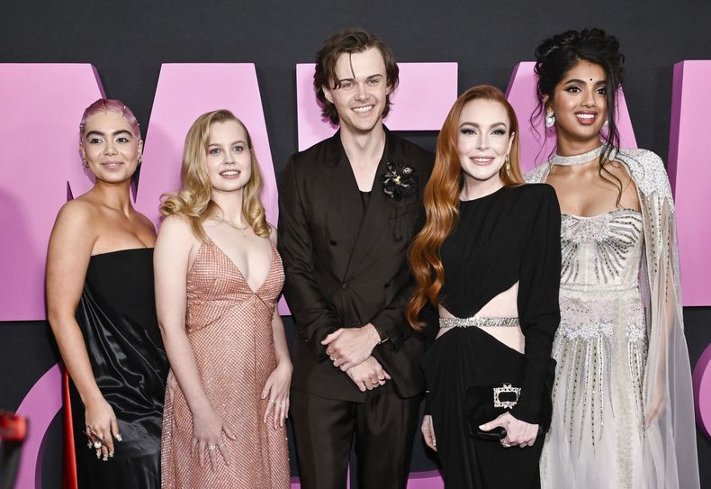 De izquierda a derecha, Aulii Cravalho, Angourie Rice, Christopher Briney, Lindsay Lohan y Avantika asisten al estreno mundial de Mean Girls en el cine AMC Lincoln Square el lunes 8 de enero de 2024, en Nueva York. (Evan Agostini/Invision/AP)