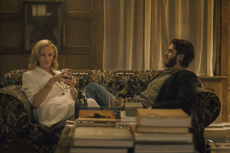 Esta imagen publicada por Amazon MGM Studios muestra a Julia Roberts, a la izquierda, y Andrew Garfield en una escena de After the Hunt. (Amazon MGM Studios via AP)