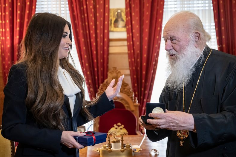 La embajadora estadounidense en Grecia Kimberly Guilfoyle con el arzobispo de Atenas y líder de la Iglesia Ortodoxa Griega en Atenas el 13 de noviembre del 2025. (Aris Messinis/ Pool Photo via AP)
