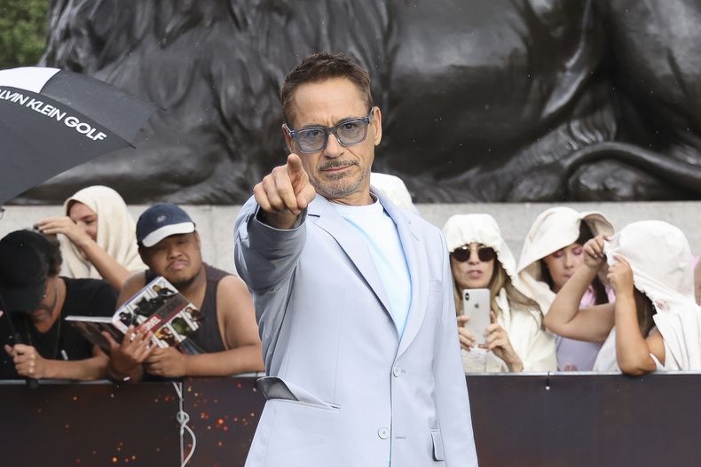 Robert Downey Jr. posa en la sesión fotográfica de la película Oppenheimer el miércoles 12 de julio de 2023 en Londres. (Vianney Le Caer/Invision/AP)