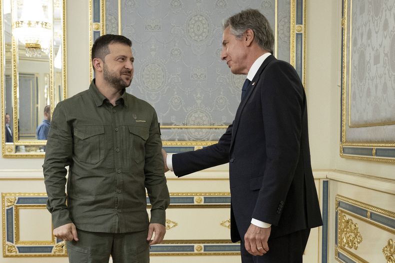 El presidente ucraniano Volodymyr Zelenskyy saluda al secretario de Estado estadounidense Antony Blinken antes de su reunión el miércoles 6 de septiembre de 2023, en la calle Bankova, Kiev. (Brendan Smialowski/Foto compartida vía AP)