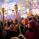 ARCHIVO - Manifestantes marchan contra el gobierno, para reclamar salarios más altos ante una inflación anual de más del 100%, una creciente pobreza y una rápida depreciación de su moneda, en Buenos Aires, Argentina, el 19 de abril de 2023. (AP Foto/Natacha Pisarenko, Archivo)