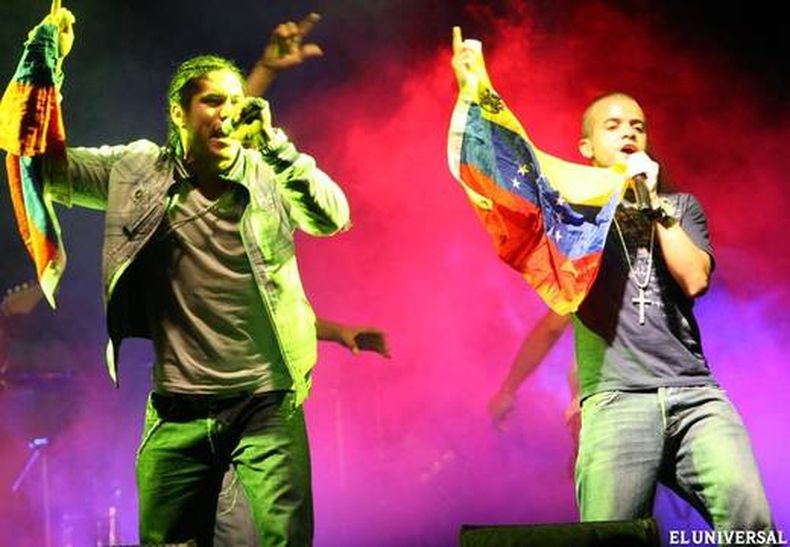 En medio de una crisis económica y escasez de divisas para importar alimentos y medicinas, el gobierno venezolano lanza un maratónico festival musical de una semana con decenas de bandas extranjeras, que ha desatado críticas.
