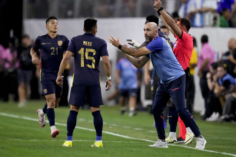 El seleccionador de Ecuador, el español Felix Sánchez Bas habla con el jugador Ángel Mena durante el duelo ante Argentina en cuartos de final de la Copa América el jueves 4 de julio del 2024. (AP Foto/Kevin M. Cox)