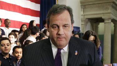 americateve | El gobernador de Nueva Jersey Chris Christie sale de una escuela en Union City, Nueva Jersey el martes 7 de enero del 2014. Christie dice que su principal colaboradora le minti&oacute; sobre su involucraci&oacute;n en un plan de aparente represalia pol&ia