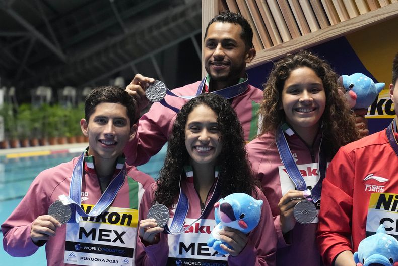 El equipo de México celebra tras ganar una medalla de plata en la competencia mixta en el Mundial de natación, el martes 18 de julio de 2023, en Fukuoka, Japón. (AP Foto/Lee Jin-man)