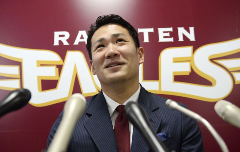 El pitcher de los Eagles de Rakuten, Masahiro Tanaka, habla en una rueda de prensa el 17 de diciembre de 2013 en Sendai, Jap&oacute;n. (AP Photo/Kyodo News, File) JAPAN OUT, MANDATORY CREDIT