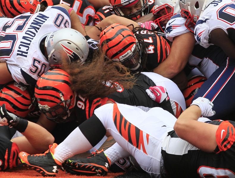 El running BenJarvus Green-Ellis (42) de los Bengals de Cincinnatia anota un touchdown en el segundo tiempo del partido contra los Patriots de Nueva Inglaterra el domingo 6 de octubre de 2013. (AP Foto/Tom Uhlman)