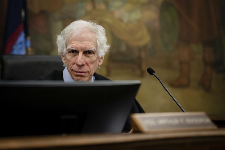 El juez Arthur Engoron preside durante el testimonio de Donald Trump Jr. en el juicio civil por fraude contra su padre, el expresidente Donald Trump, el lunes 13 de noviembre de 2023, en la Corte Suprema de Nueva York. (Erin Schaf/Foto compartida vía AP)