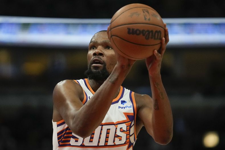 Kevin Durant, de los Suns de Phoenix, ejecuta un tiro libre en el partido del miércoles 8 de noviembre de 2023, ante los Bulls de Chicago (AP Foto/Erin Hooley)
