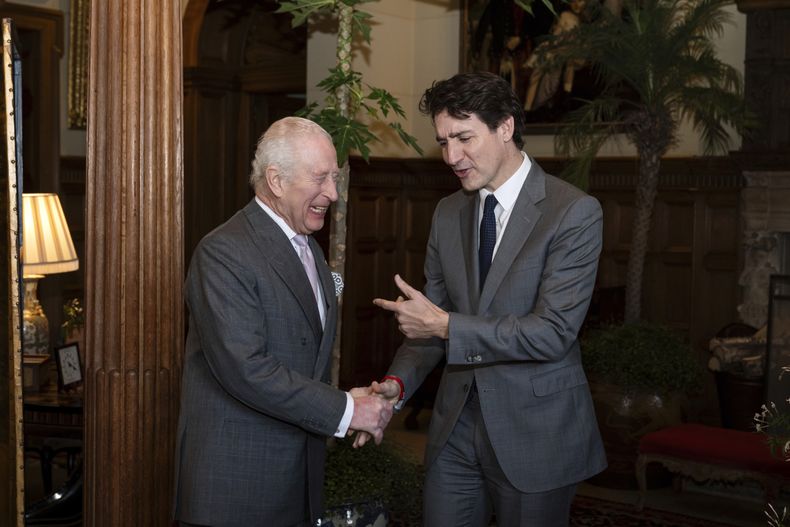 El rey Carlos III de Inglaterra (izq) con el primer ministro canadiense Justin Trudeau en Norfolk, Inglaterra, el 3 de marzo del 2025. (Aaron Chown/PA via AP, Pool)