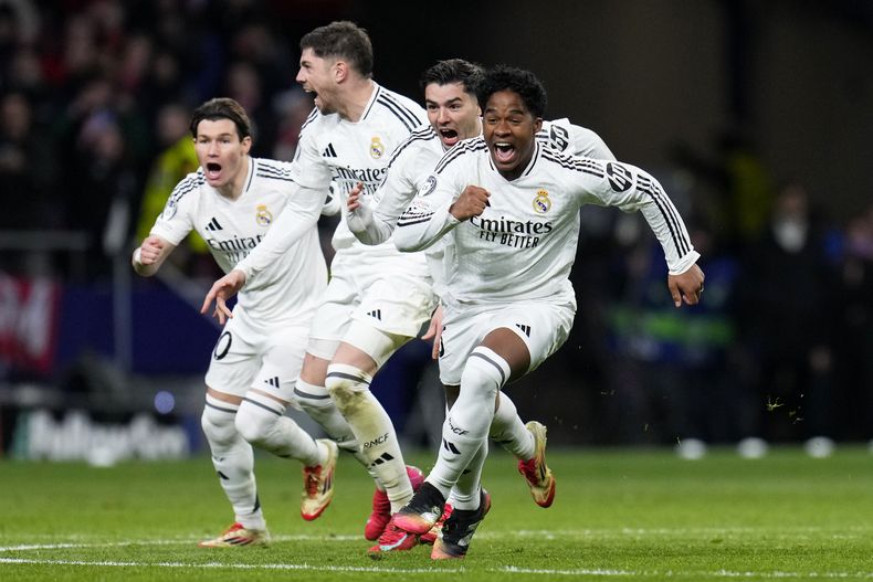 Endrick celebra con sus compañeros del Real Madrid al final de la tanda de penales del duelo de vuelta de los octavos de final de la Liga de Campeones para vencer al Atlético de Madrid el miércoles 12 de marzo del 2025. (AP Foto/Manu Fernandez)