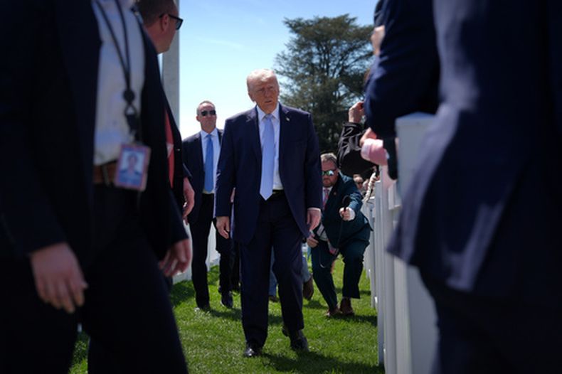 El presidente Donald Trump camina por el jardín sur de la Casa Blanca durante la tradicional búsqueda de huevos de Pascua, el lunes 6 de abril de 2026, en Washington. (AP Foto/Mark Schiefelbein)
