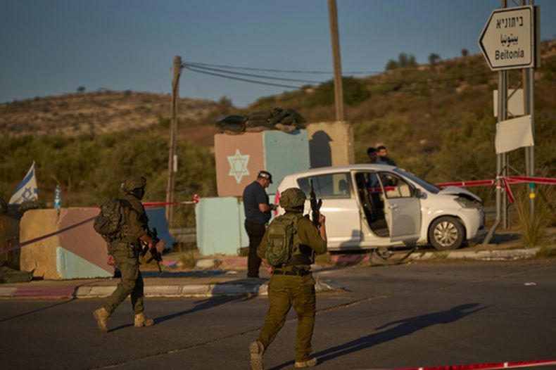 Fuerzas de seguridad israelíes inspeccionan el lugar de un atentado cerca de Beit Horon, un asentamiento judío en la Margen Occidental, el 23 de septiembre del 2026. (AP foto/Ohad Zwigenberg)
