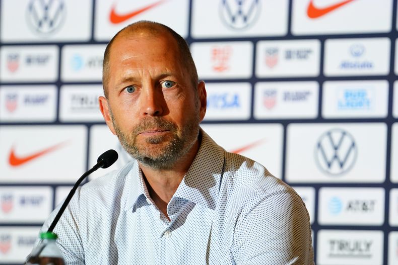 El seleccionador de Estados Unidos Gregg Berhalter responde preguntas en conferencia de prensa durante la presentación en su retorno el viernes 16 de junio del 2023. (AP Foto/Lucas Peltier)