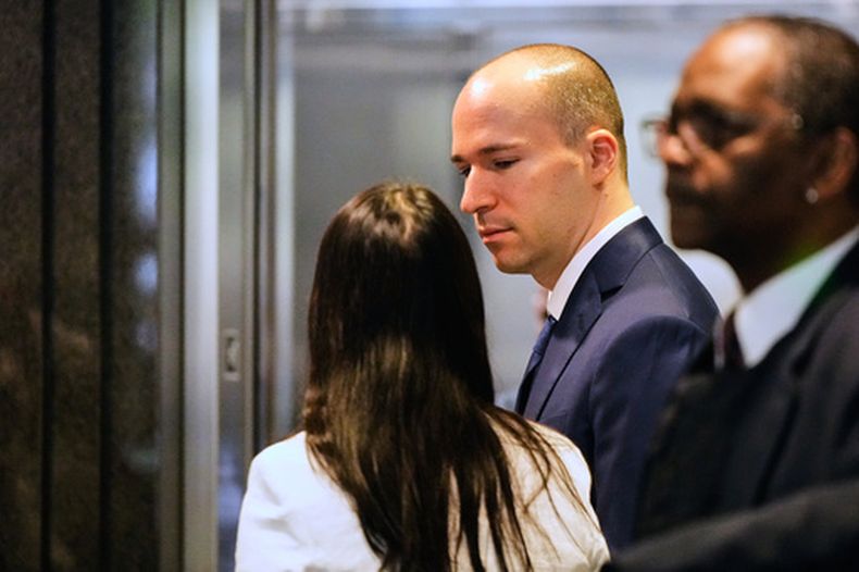 El presidente de OpenAI, Greg Brockman, al centro, llega a un tribunal federal de distrito, el jueves 30 de abril de 2026, en Oakland, California. (AP Foto/Godofredo A. Vásquez)