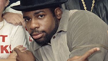 ARCHIVO- Jason Mizell conocido como Jam-Master Jay de Run-D.M.C. en el Madison Square Garden de Nueva York el 7 de octubre de 1986. Más de 20 años después de que la estrella de Run-DMC, Jam Master Jay, fuera descaradamente asesinado a tiros en su estudio de grabación, un jurado declaró culpables a dos hombres por su asesinato el martes, poniendo fin a uno de los crímenes más esquivos del mundo del hip-hop. (Foto AP/G. Paul Burnett, archivo)