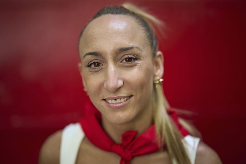 Paula López, quien participa en la corrida de toros de los Sanfermines, posa para una foto en Pamplona, España, el 11 de julio del 2025. (AP foto/Miguel Oses)