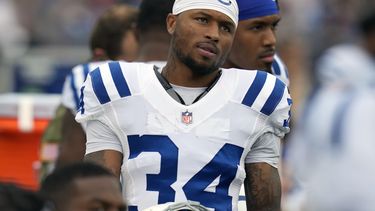 ARCHIVO - El cornerback Isaiah Rodgers (34) de los Colts de Indianápolis durante un partido de la NFL contra los Patriots de Nueva Inglaterra, el domingo 6 de noviembre de 2022, Foxborough, Massachusetts. (AP Foto/Charles Krupa)