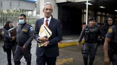 El periodista José Rubén Zamora es escoltado por la policía después de terminar el primer día de su juicio por cargos de lavado de dinero, en Ciudad de Guatemala, el martes 2 de mayo de 2023. (AP Foto/Santiago Billy)