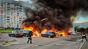 En esta imagen, proporcionada por el Servicio Ucraniano de Emergencias, bomberos intentan sofocar las llamas en unos autos tras un ataque con drones rusos en la región de Kiev, Ucrania el 28 de agosto de 2026. (Servicio Ucraniano de Emergencias vía AP)