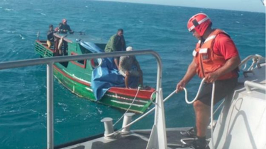 autoridades rescatan a 15 balseros cubanos en aguas del pacifico de panama