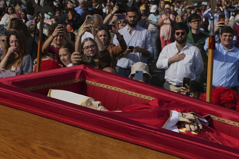 El cuerpo del papa Francisco es trasladado a la Basílica de San Pedro del Vaticano, el miércoles 23 de abril de 2025, donde permanecerá tres días. (AP Foto/Emilio Morenatti)