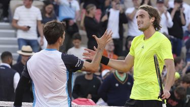 El italiano Matteo Gigante, izquierda, es felicitado por el griego Stefanos Tsitsipas después de ganar el partido de segunda ronda del Abierto de Francia, en Roland Garros, París, el miércoles 28 de mayo de 2025. (AP Foto/Aurelien Morissard)