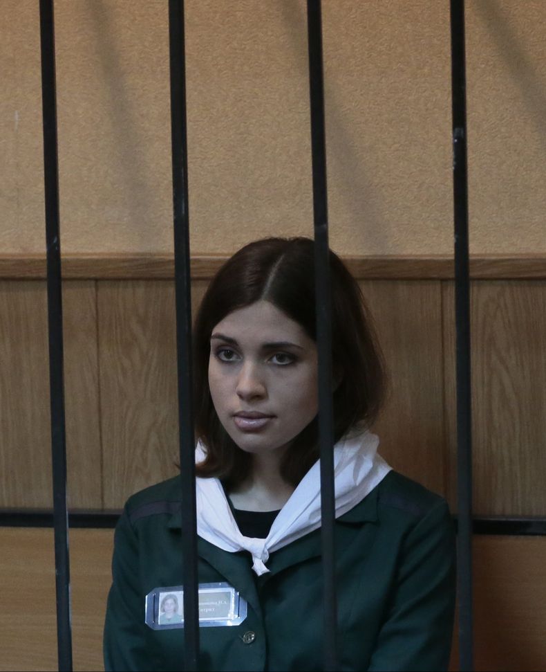 Nadezhda Tolokonnikova, integrante de la banda punk feminista Pussy Riot tras las rejas en una corte de distrito en Zubova Polyana, a 440 kil&oacute;metros al sureste de Mosc&uacute; en la provincia rusa de Mordovia. El ombudsman de los derechos humanos e