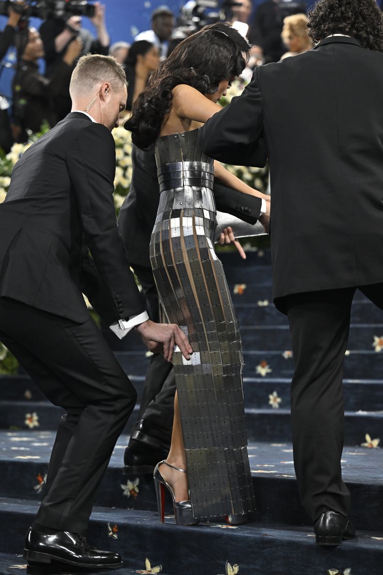 Jenna Ortega asiste a la gala benéfica del Instituto del Vestido del Museo Metropolitano de Arte que celebra la inauguración de la exposición Superfine: Tailoring Black Style el lunes 5 de mayo de 2025, en Nueva York. (Foto Evan Agostini/Invision/AP)