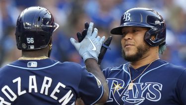 El colombiano Harold Ramírez, de los Rays de Tampa Bay, festeja con el mexicano Randy Arozarena tras empujarlo con un jonrón en el juego ante los Azulejos de Toronto, el sábado 30 de septiembre de 2023 (Frank Gunn/The Canadian Press via AP)