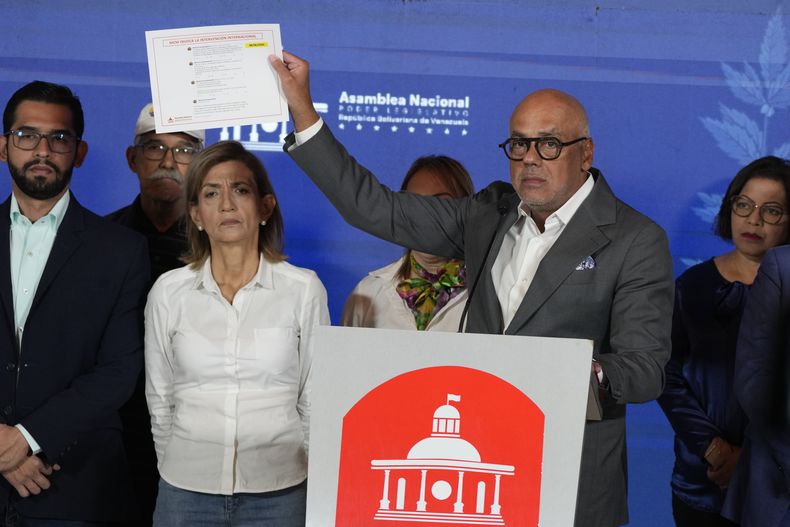 El presidente de la Asamblea Nacional venezolana Jorge Rodriguez muestra un documento según el cual la candidata presidencial opositora Maria Corina Machado ataca al gobierno, en Caracas, 25 de enero de 2024. Estados Unidos expresó el sábado 27 de enero de 2024 su preocupación luego de que un tribunal venezolano ratificó la inhabilitación de la candidata opositora María Corina Machado para participar en las elecciones presidenciales, por lo que anunció la revisión de la política de sanciones sobre Venezuela. (AP Foto/Ariana Cubillos)