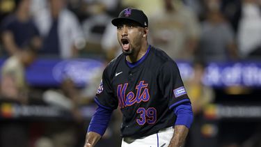 Edwin Díaz, los Mets de Nueva York, reacciona después de conseguir el último out durante la novena entrada del juego de béisbol en contra de los Padres de San Diego, el viernes 14 de junio de 2024, en Nueva York. (AP Foto/Adam Hunger)