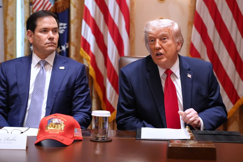 El presidente Donald Trump, junto al secretario de Estado, Marco Rubio, habla durante una reunión de gabinete en la Casa Blanca, el miércoles 27 de mayo de 2026, en Washington. (AP Foto/Jacquelyn Martin)