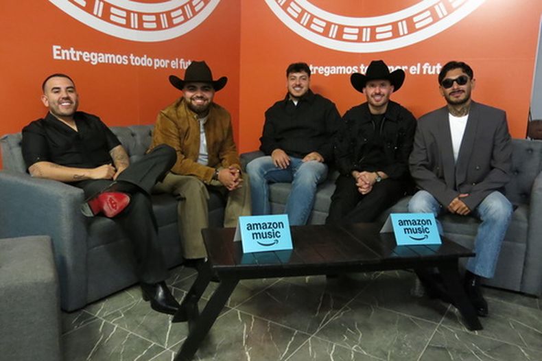 Los integrantes de Grupo Frontera, de izquierda a derecha, Carlos Guerrero, Julián Peña Jr., Adelaido Payo Solís III, Juan Javier Cantú y Alberto Beto Acosta posan para un retrato durante una entrevista el martes 24 de marzo de 2026, en la Ciudad de México. (Foto AP/Berenice Bautista)