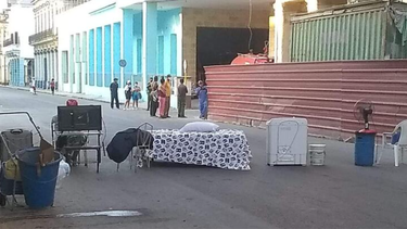 protesta en la habana vieja por viviendas en peligro de derrumbe