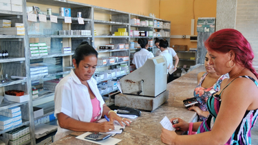 abarrotada de publico y sin medicamentos; asi luce una farmacia cubana que vende sus productos en moneda nacional