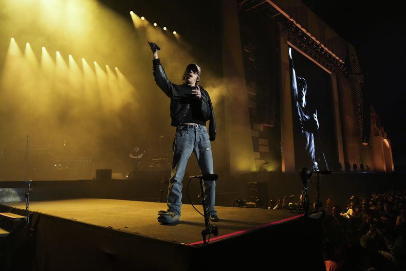 Matt Shultz, de Cage The Elephant, durante su presentación en el festival Corona Capital en la Ciudad de México, el viernes 15 de noviembre de 2024. (Foto AP/Eduardo Verdugo)