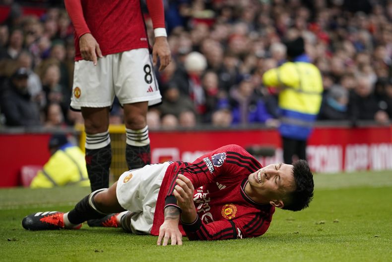 El argentino Lisandro Martinez del Manchester United se queja del dolor en el encuentro ante el West Ham en la Liga Premier el domingo 4 de febrero del 2024. (AP Foto/Dave Thompson)
