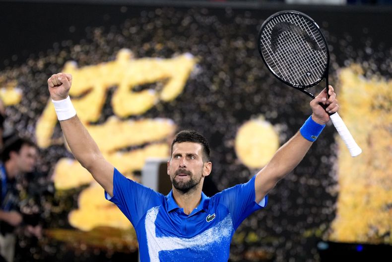 El serbio Novak Djokovic celebra tras derrotar al español Carlos Alcaraz en cuartos de final del Abierto de Australia, Melbourne, el miércoles 22 de enero de 2025. (AP Foto/Asanka Brendon Ratnayake)