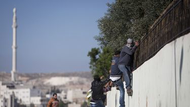 americateve | Palestinos huyen de soldados israel&iacute;es durante una protesta contra el asentamiento jud&iacute;o cercano de Ofra en la aldea de Silwad, cerca de la ciudad de Ramala, en Cisjordania, el viernes 21 de marzo de 2014. (AP Foto/Majdi Mohammed)