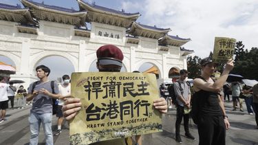 Activistas y simpatizantes de Hong Kong en Taiwán llevan a cabo una protesta para conmemorar el décimo aniversario del movimiento sombrilla de 2014 y el quinto aniversario del movimiento contra el proyecto de enmienda de la ley de extradición en Taipéi, Taiwán, domingo 9 de junio de 2024. B (AP Foto/Chiang Ying-ying)