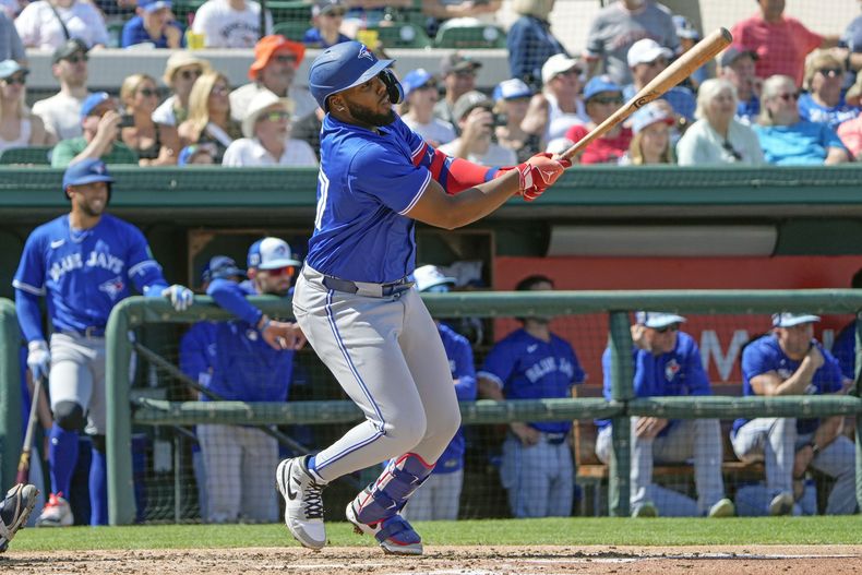 Vladimir Guerrero Jr. de los Azulejos de Toronto batea un doble en la cuarta entrada del juego de exhibición ante los Tigres de Detroit el lunes 3 de marzo del 2025. (AP Foto/John Raoux)